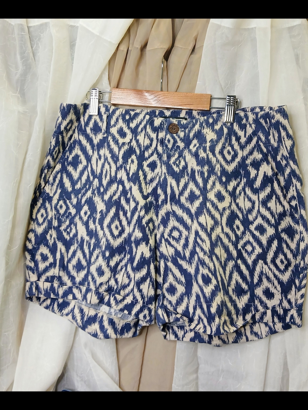 Valerie Bertinelli Blue and Cream Ikat Print Shorts